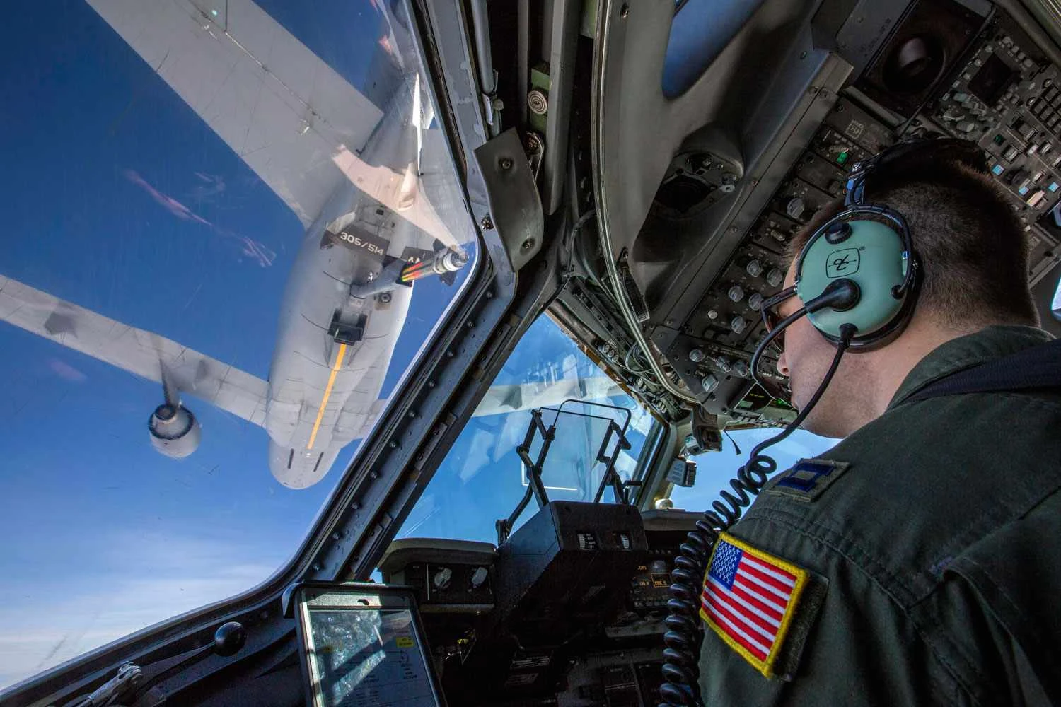 C-17 é reabastecido no ar por um KC-10 (USAF)