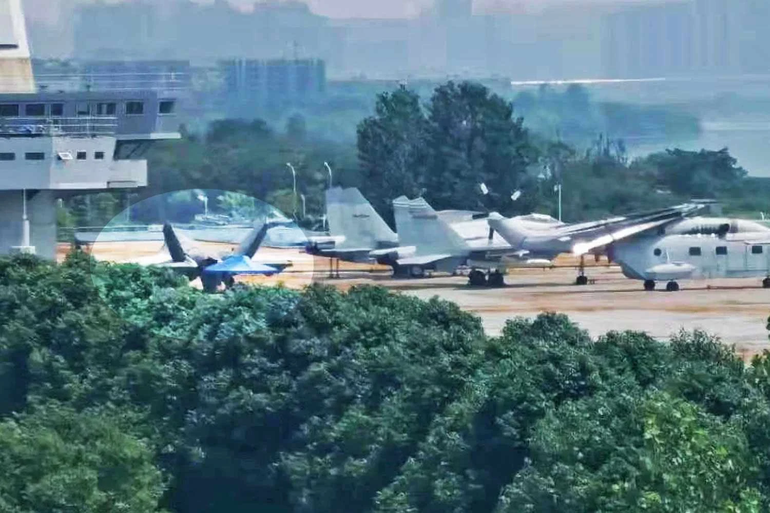 A maquete do FC-31 vista a bordo do edifício que simula um porta-aviões na China (Redes sociais)
