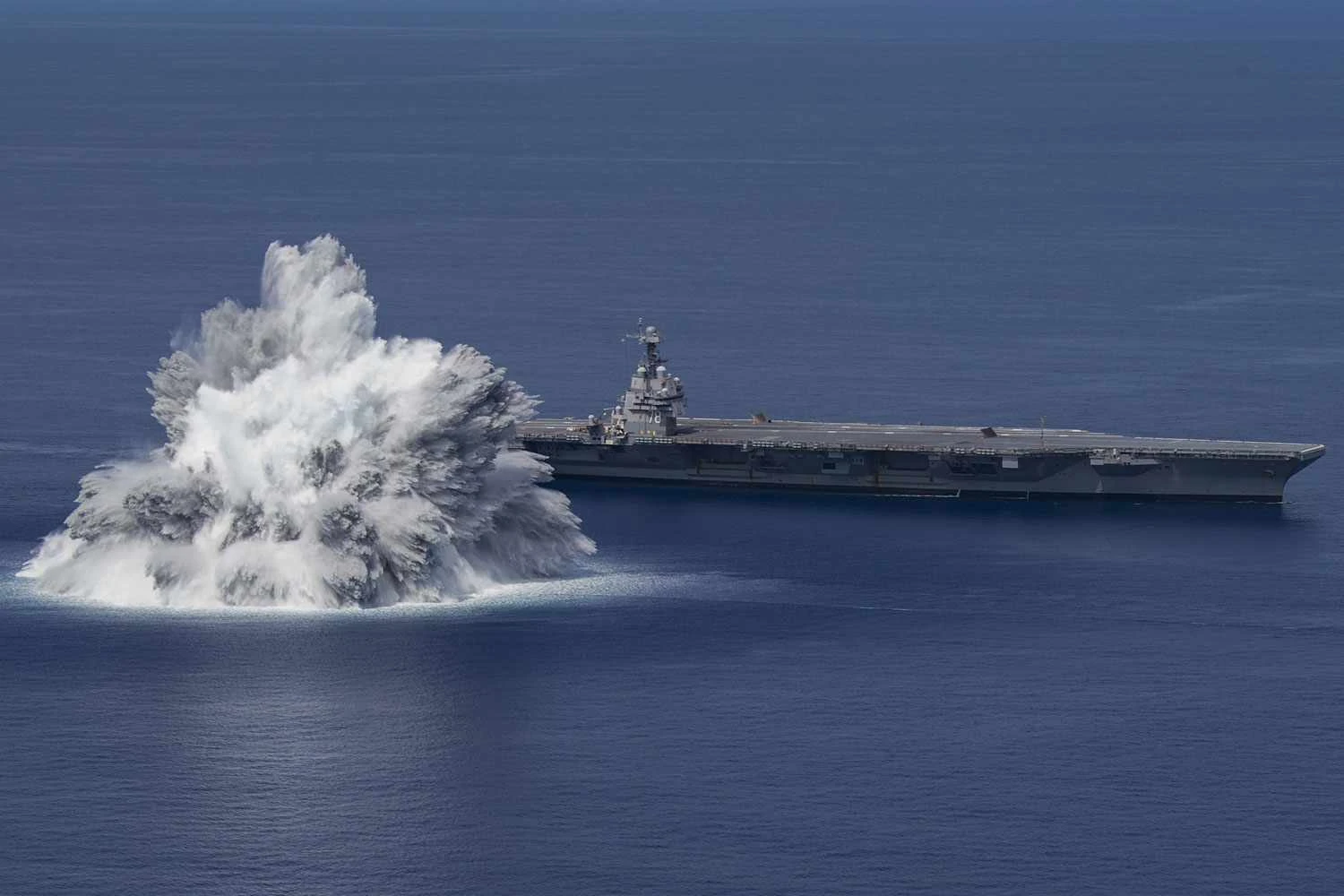 Novo porta-aviões nuclear dos EUA é exposto a enorme explosão no mar