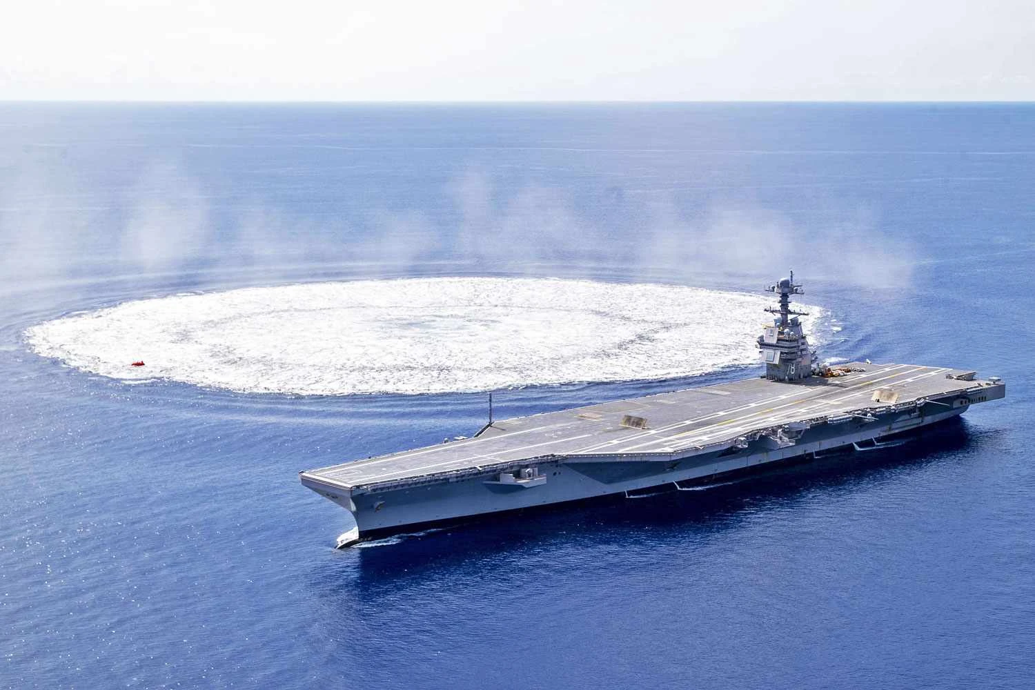 O USS Gerald R. Ford (CVN 78) é exposto a uma explosão de 3,9 graus na escala Richter (USN)