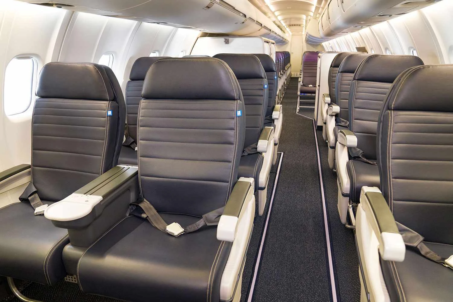Interior do CRJ 550: apenas 50 assentos em três classes (UA)