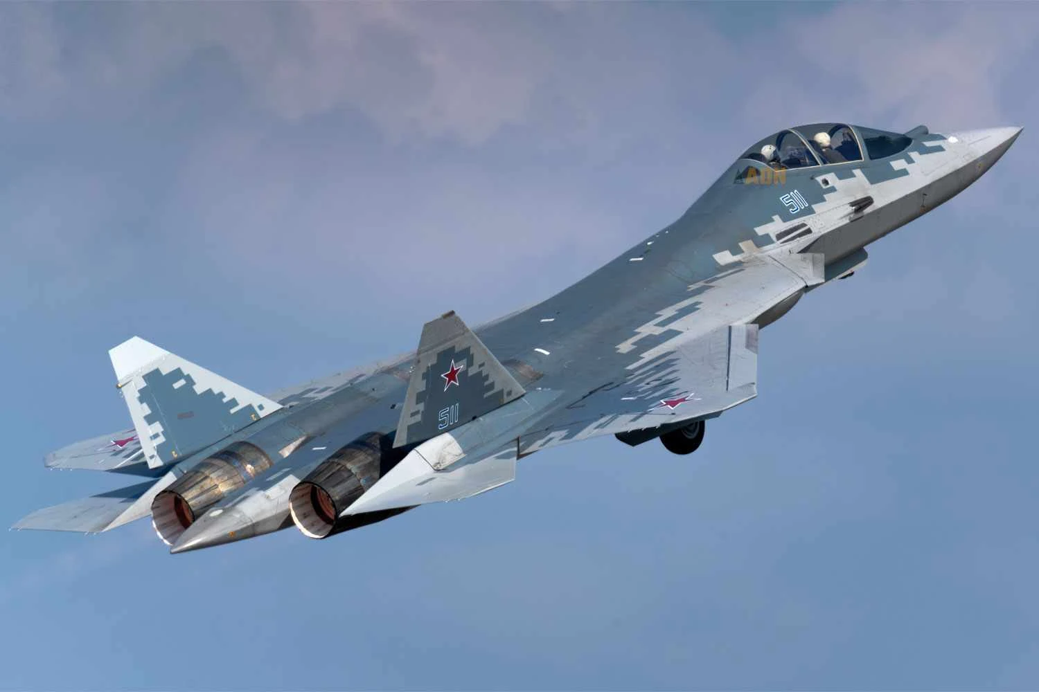 Sukhoi Su-57 de dois assentos controlará o drone de combate Okhotnik