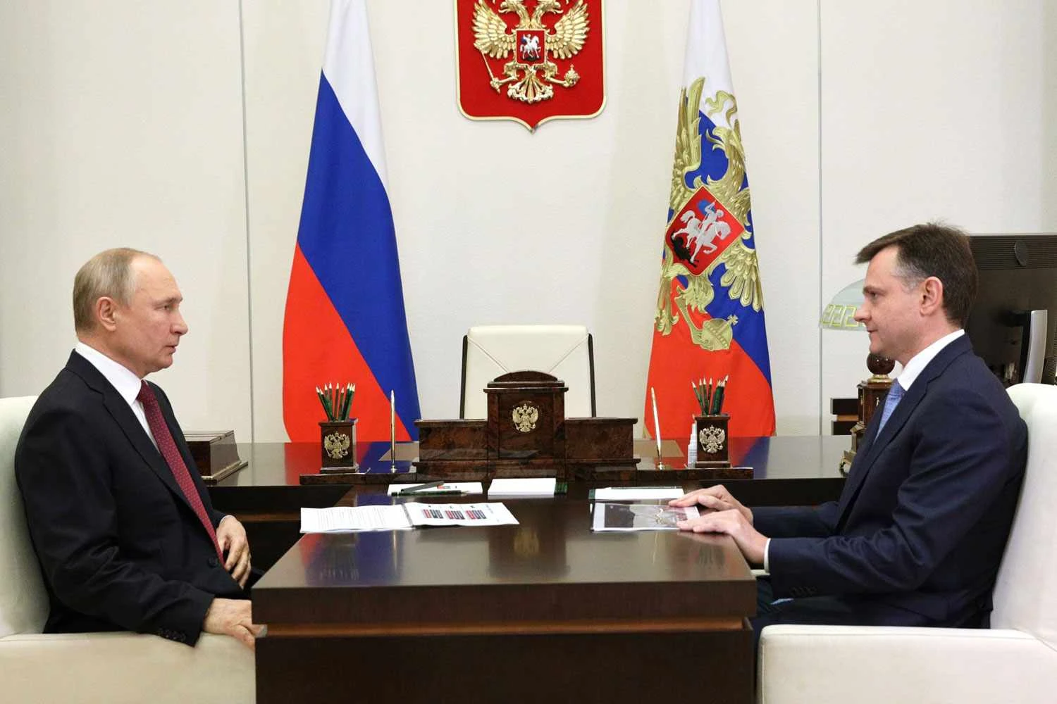 O presidente russo Vliadimir Putin e Yuri Slyusar, diretor geral da UAC