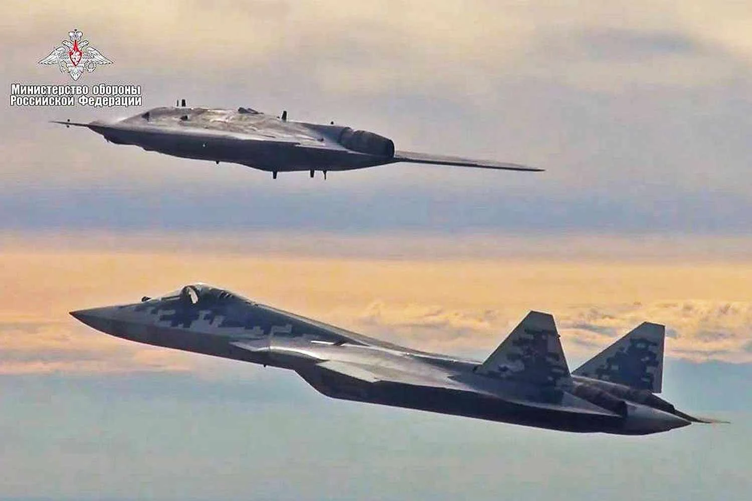 O UAV Okhotnik voa ao lado do SU-57 (UAC)