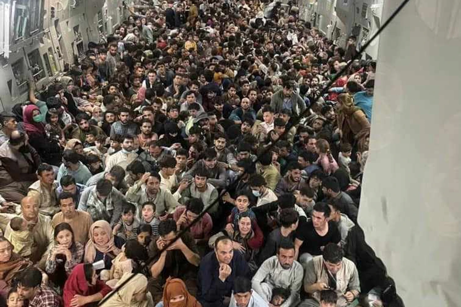 O compartimento de transporte do C-17 com os refugiados afegãos: recorde de 823 pessoas (USAF)