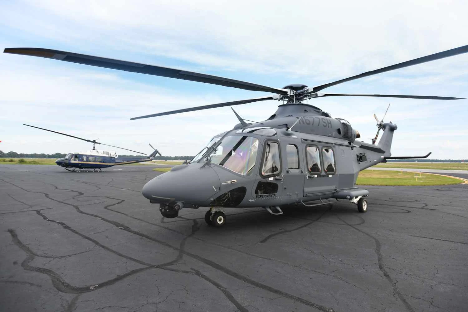 O MH-139A e ao fundo o UH-1N Huey (USAF)