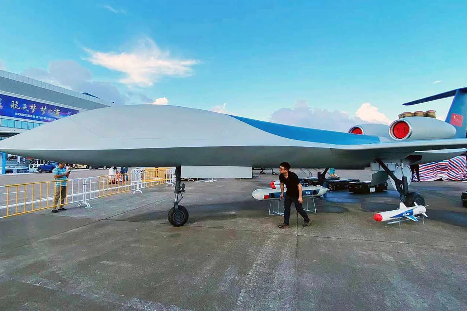 O drone gigante CH-6, com dois motores e capacidade de ataque ao solo (Weibo)