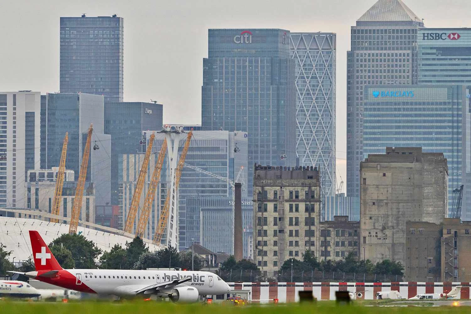O E190-E2 e ao fundo Canary Wharf, novo centro financeiro de Londres (Embraer)