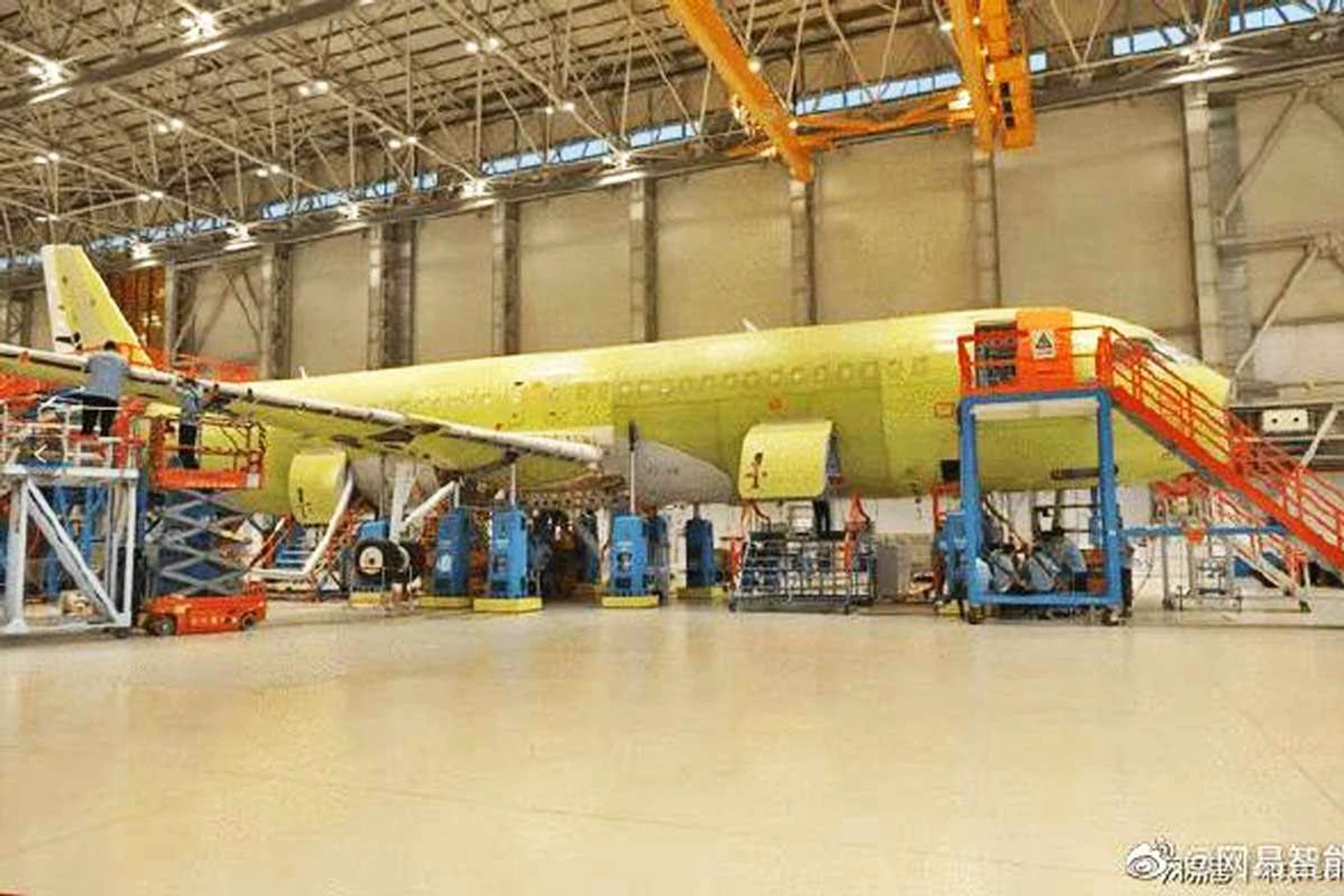 O primeiro C919 de produção em série (Weibo)