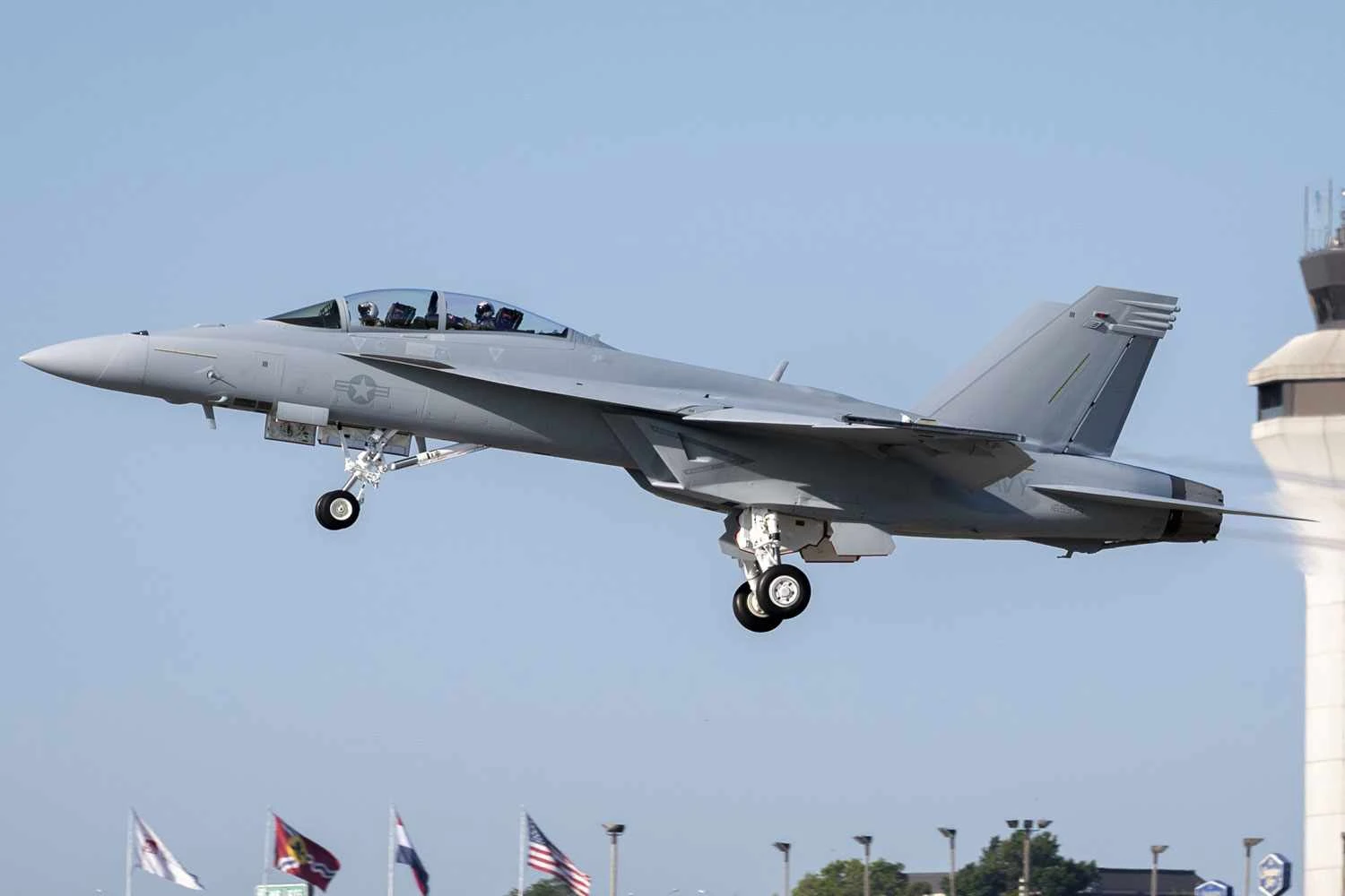 Trabalhadores da Boeing entram em greve e afetam produção de caças militares nos EUA