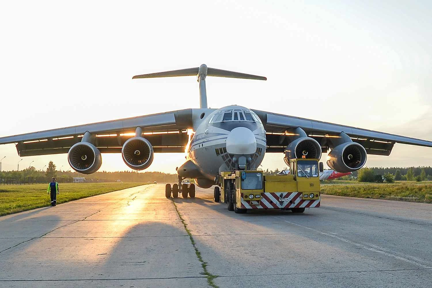 50 anos após primeiro voo, jato cargueiro Il-76 continua em produção na Rússia