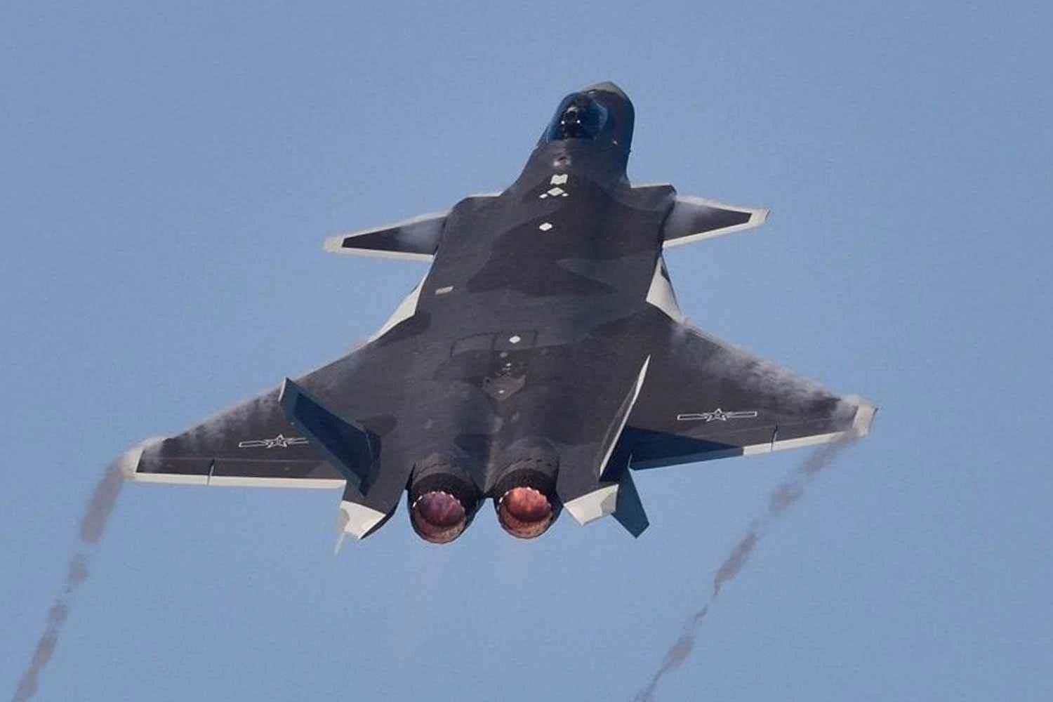 China mostra o caça J-20A com motores chineses em show aéreo