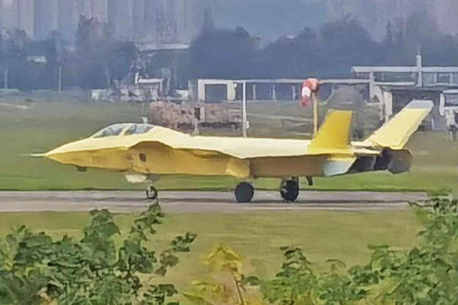 Flagra de outubro de 2022: caça J-20 de dois lugares ainda sem pintura final (Reprodução)