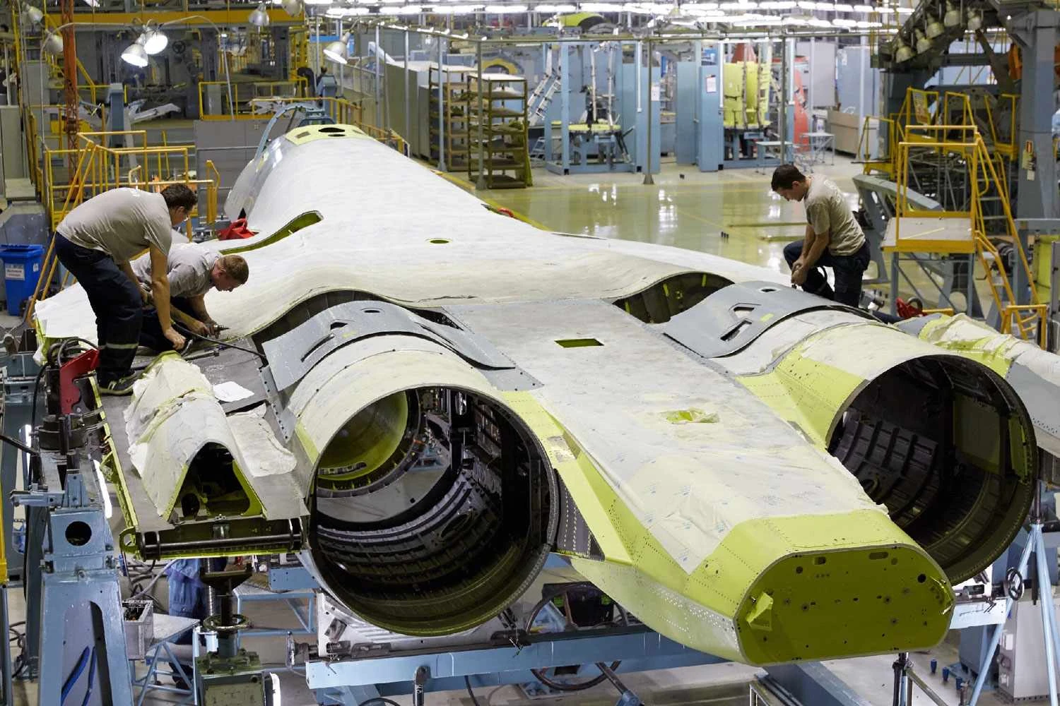 Linha de montagem do Su-57 (UAC)