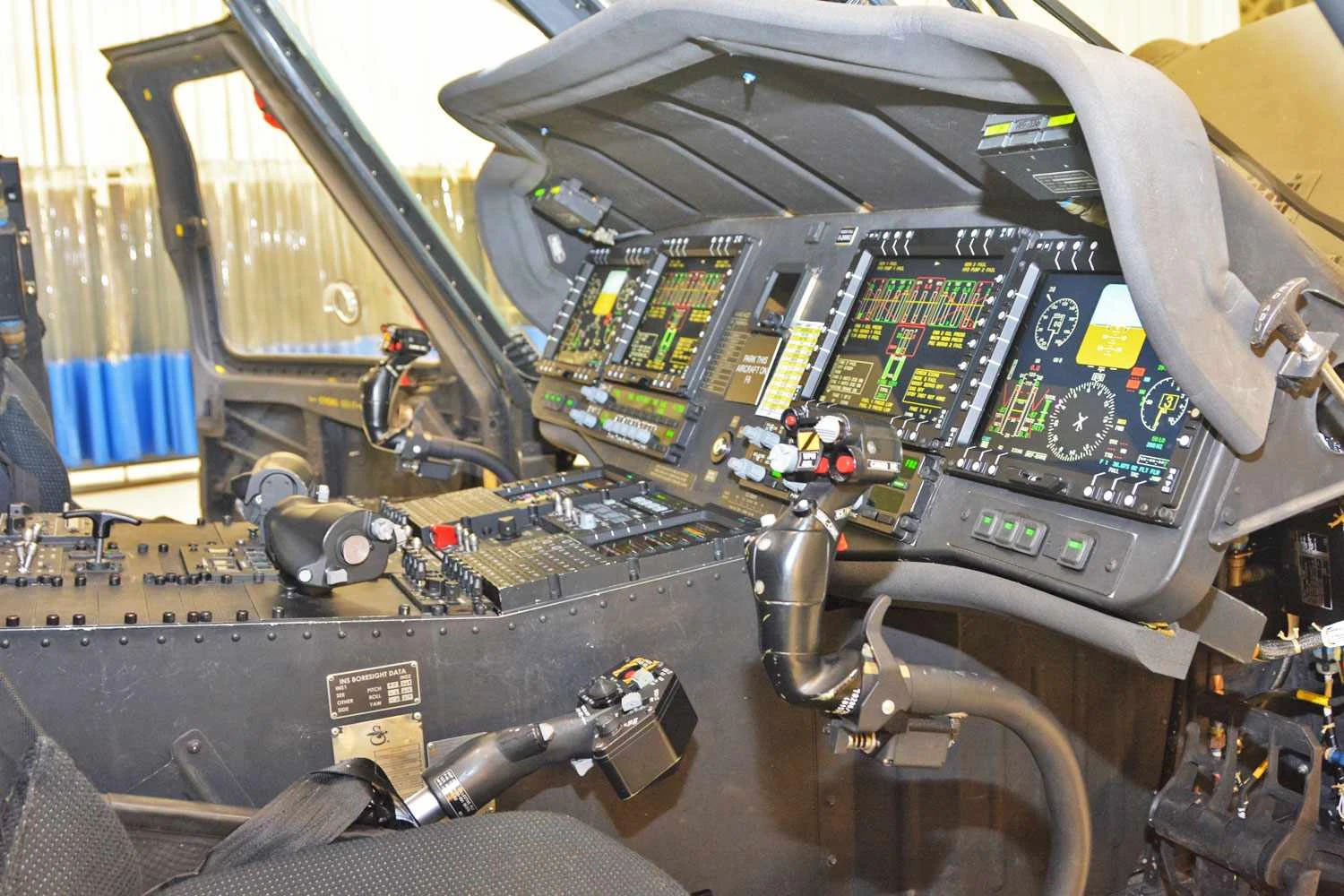 O cockpit de "vidro" do UH-60V (US Army)