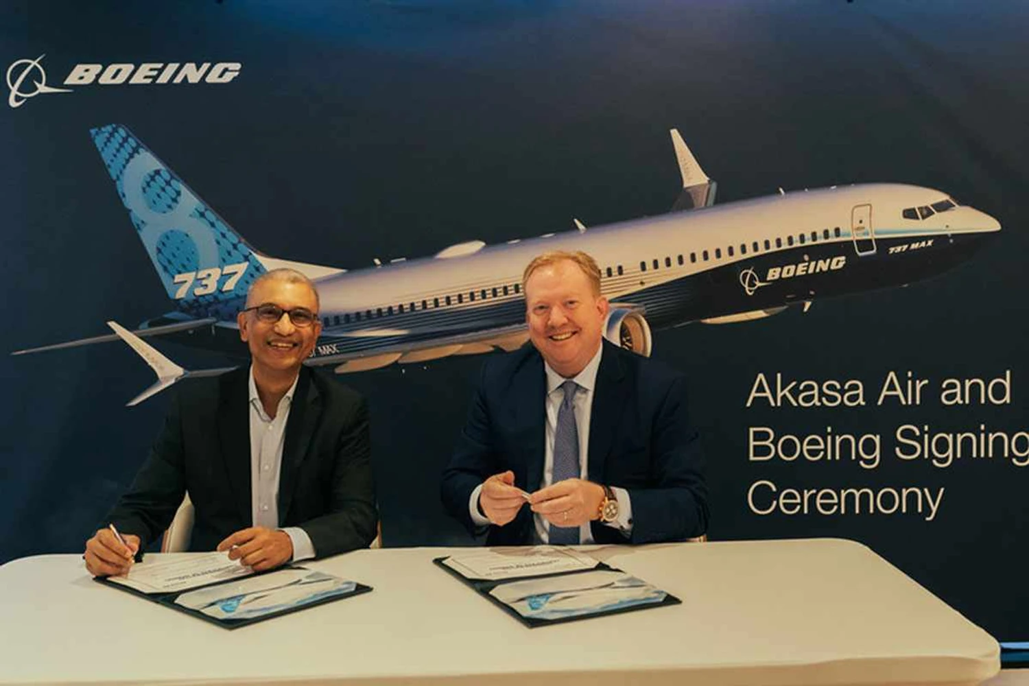Executivos da Akasa Air e Boeing assinam o acordo no Dubai Airshow (Boeing)