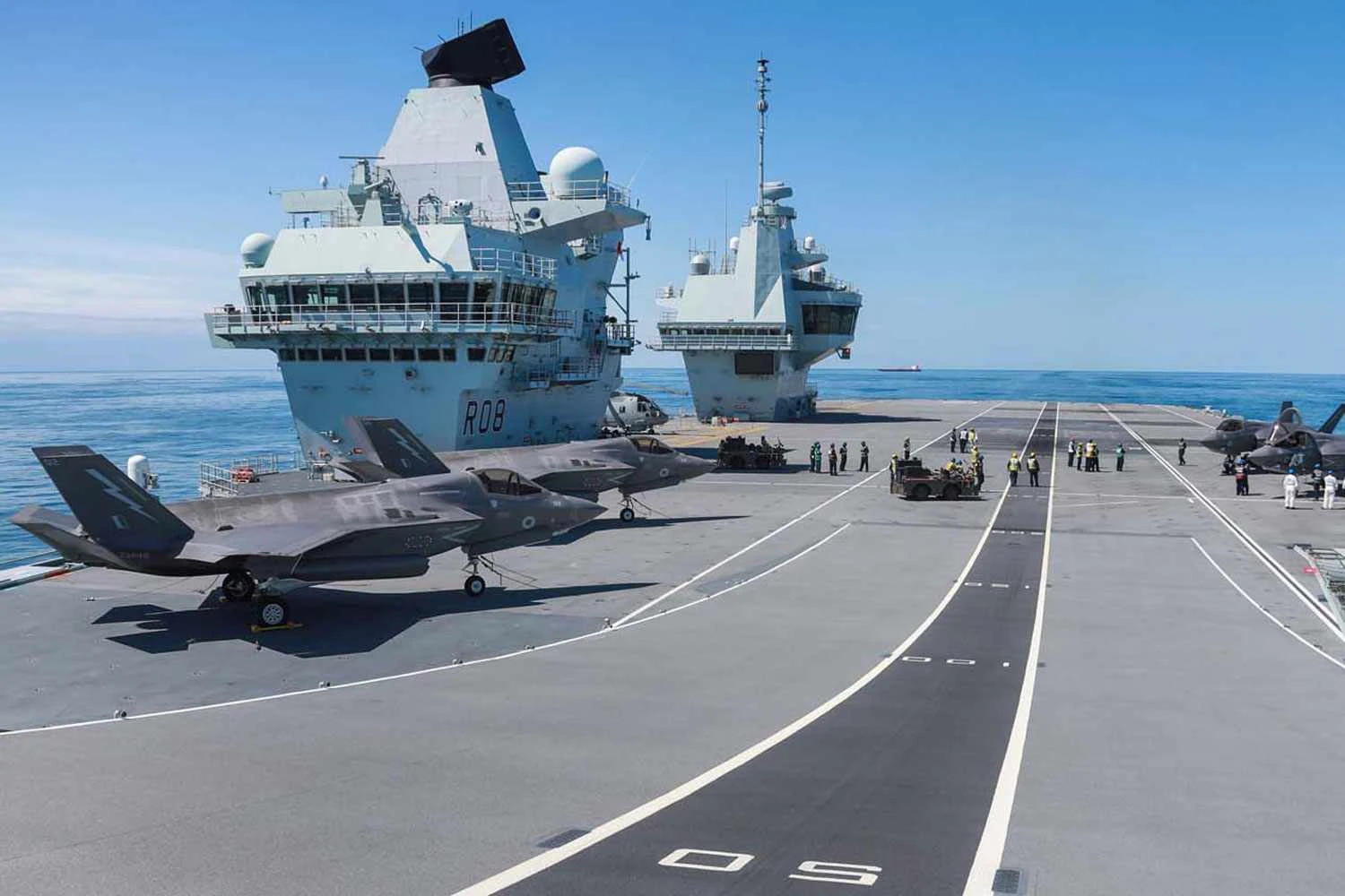 O porta-aviões HMS Queen Elizabeth com caças F-35B no convés (MOD)