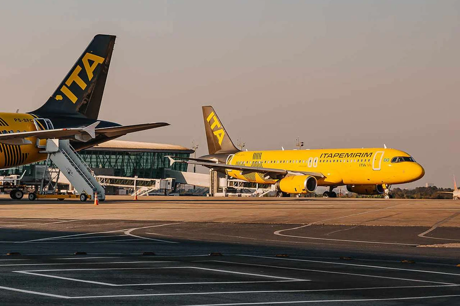 Dois dos A320 da Itapemirim em Brasília (AeroportosBSB)