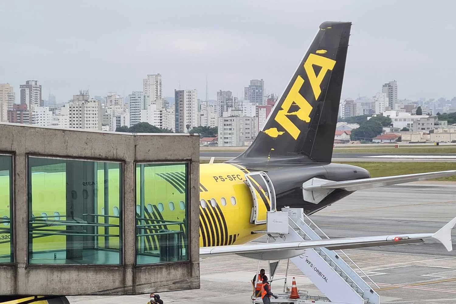 O A320 prefixo PS-SFC em novembro: pintura desgastada em apenas quatro meses (Rondon)