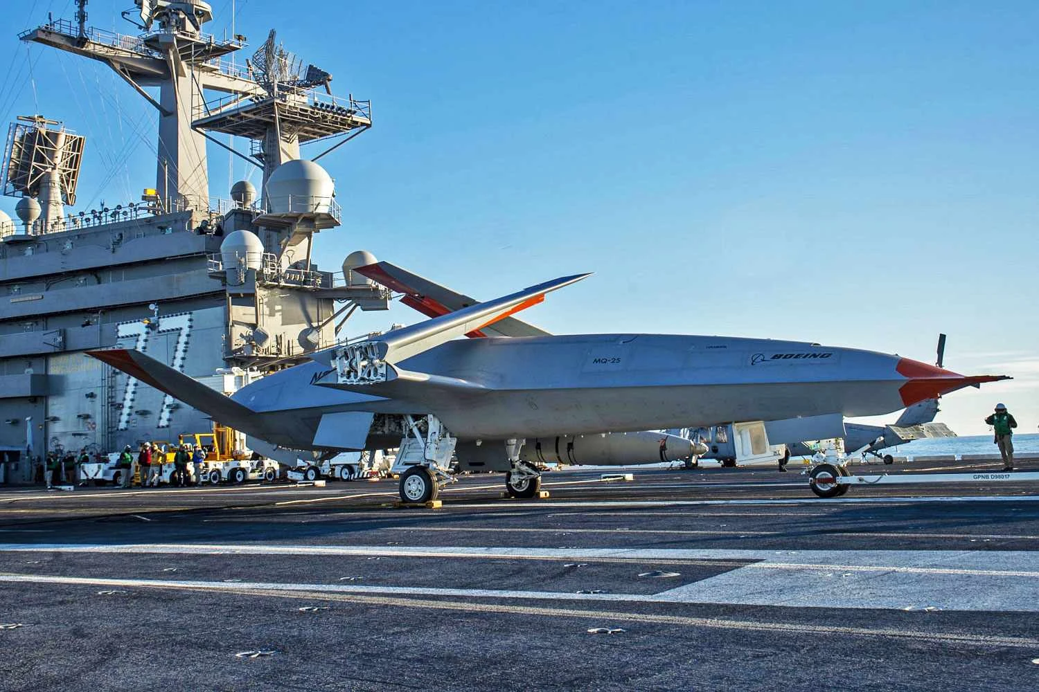 O MQ-25 a bordo do porta-aviões CVN 77 (Boeing)