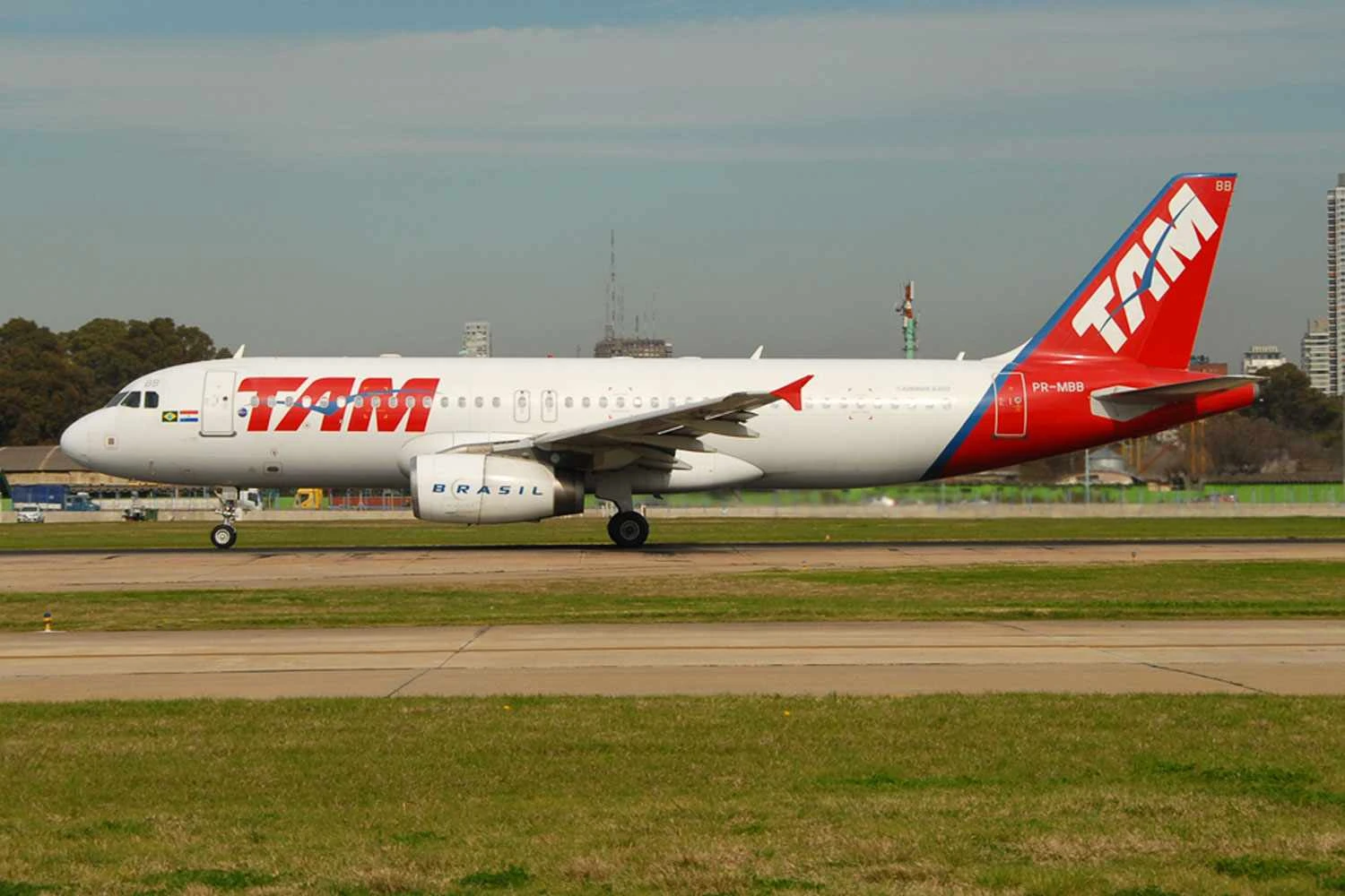 O A320 PR-MBB ainda nas cores da TAM em 2014 (Robert Underwood)