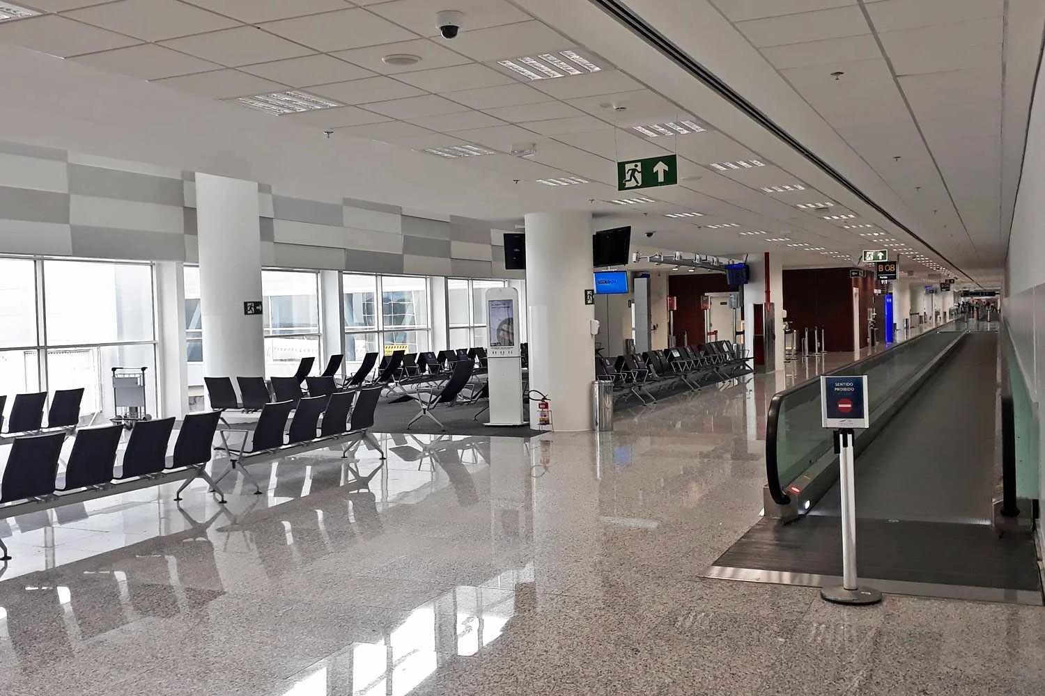 Sala de embarque do Píer B
