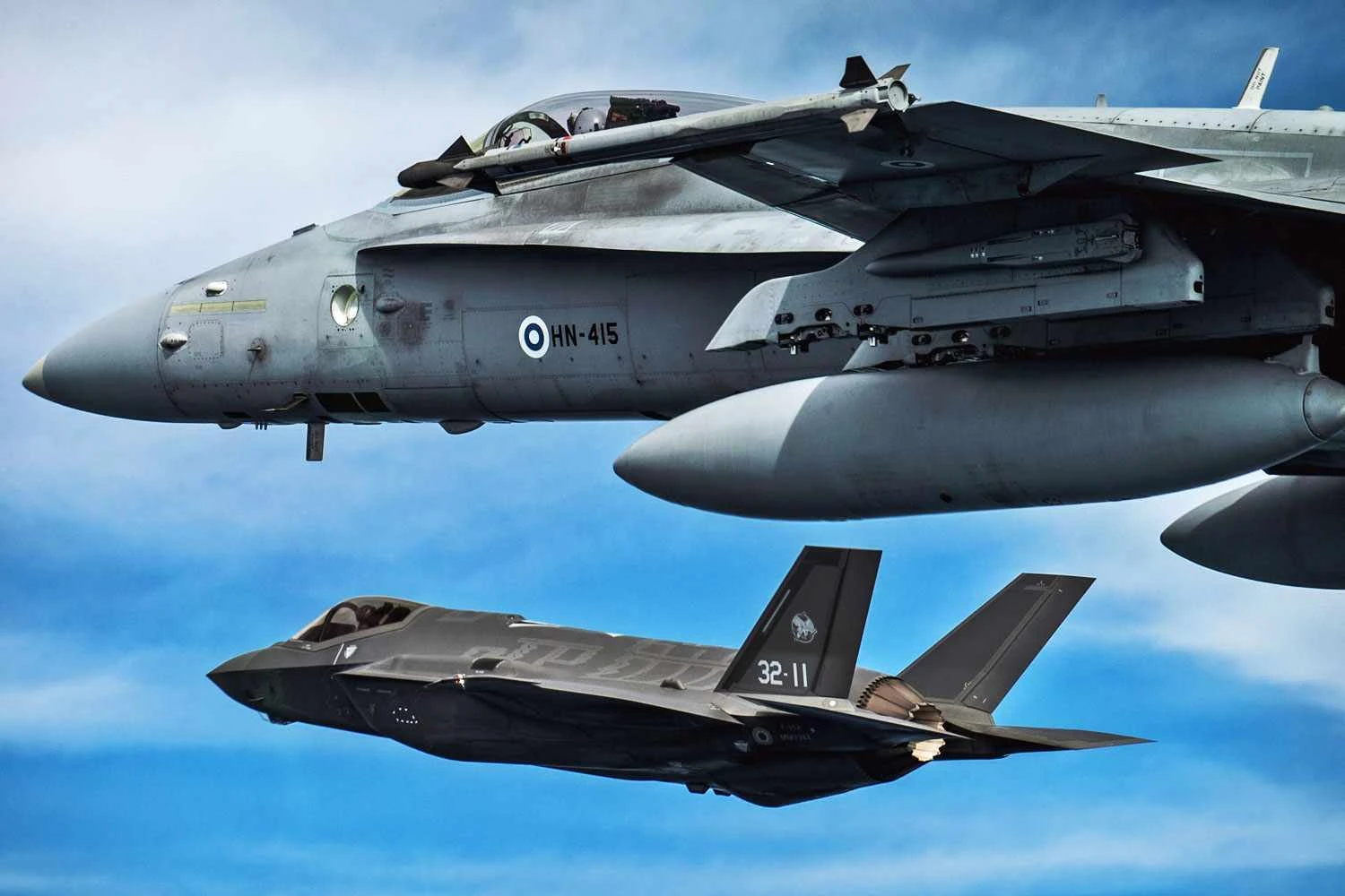 Um caça F/A-18C finlandês ao lado do F-35: favorito (FAF)