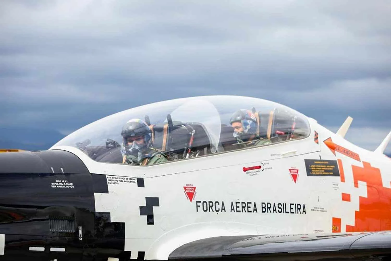 Um dos T-27M foi pilotado pelo Comandante da Aeronáutica (FAB)