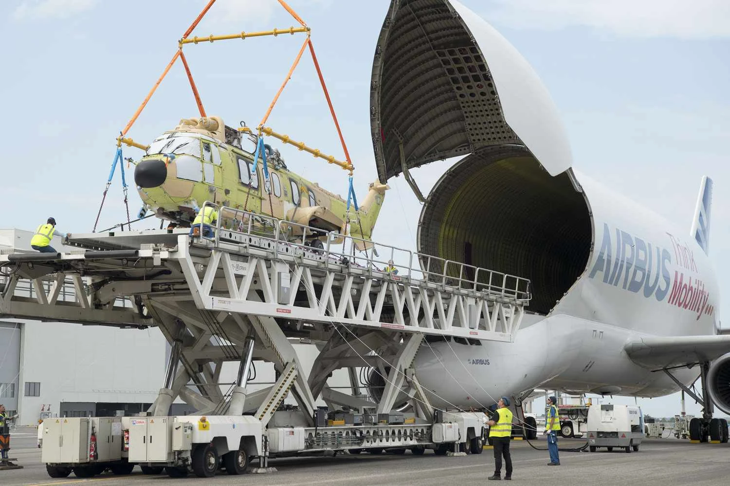 Um helicóptero H225 é embarcado no BelugaST em dezembro (Airbus)