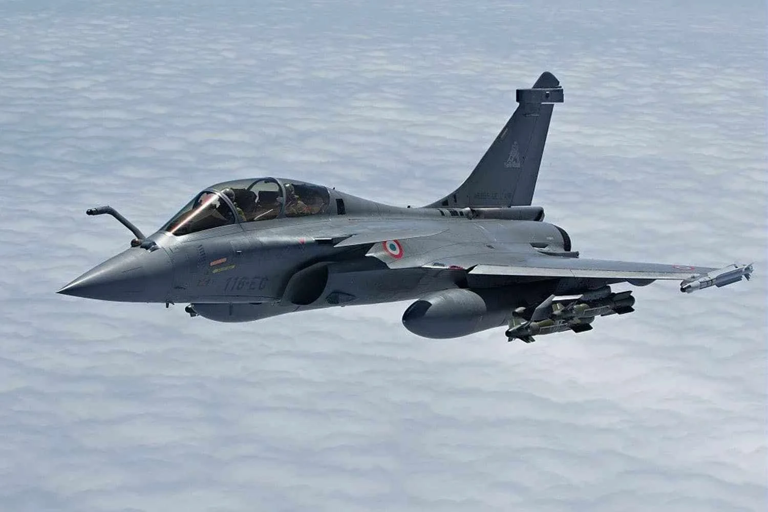 França vai oferecer 24 caças Rafale ao Brasil, segundo jornalista