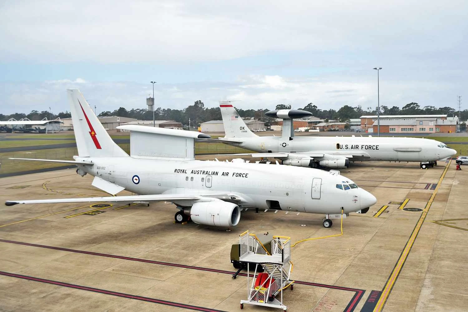 A Força Aérea dos EUA pode encomendar alguns E-7 Wedgetail enquanto planeja um sucessor para o E-3 Sentry (ao fundo) - USAF