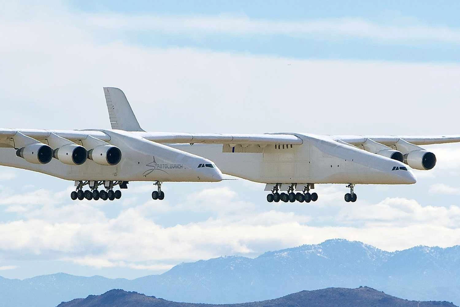 Projeto de Burt Rutan, avião tem 117 metros de envergadura, duas fuselagens e seis motores (Stratolaunch)