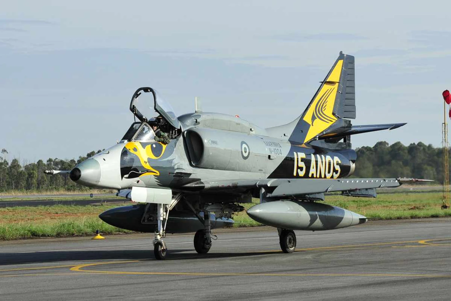 Caça AF-1 N-1004 antes de ser enviado para a modernização; pintura especial celebrava os 15 anos do grupo VF-1 (Marinha do Brasil)