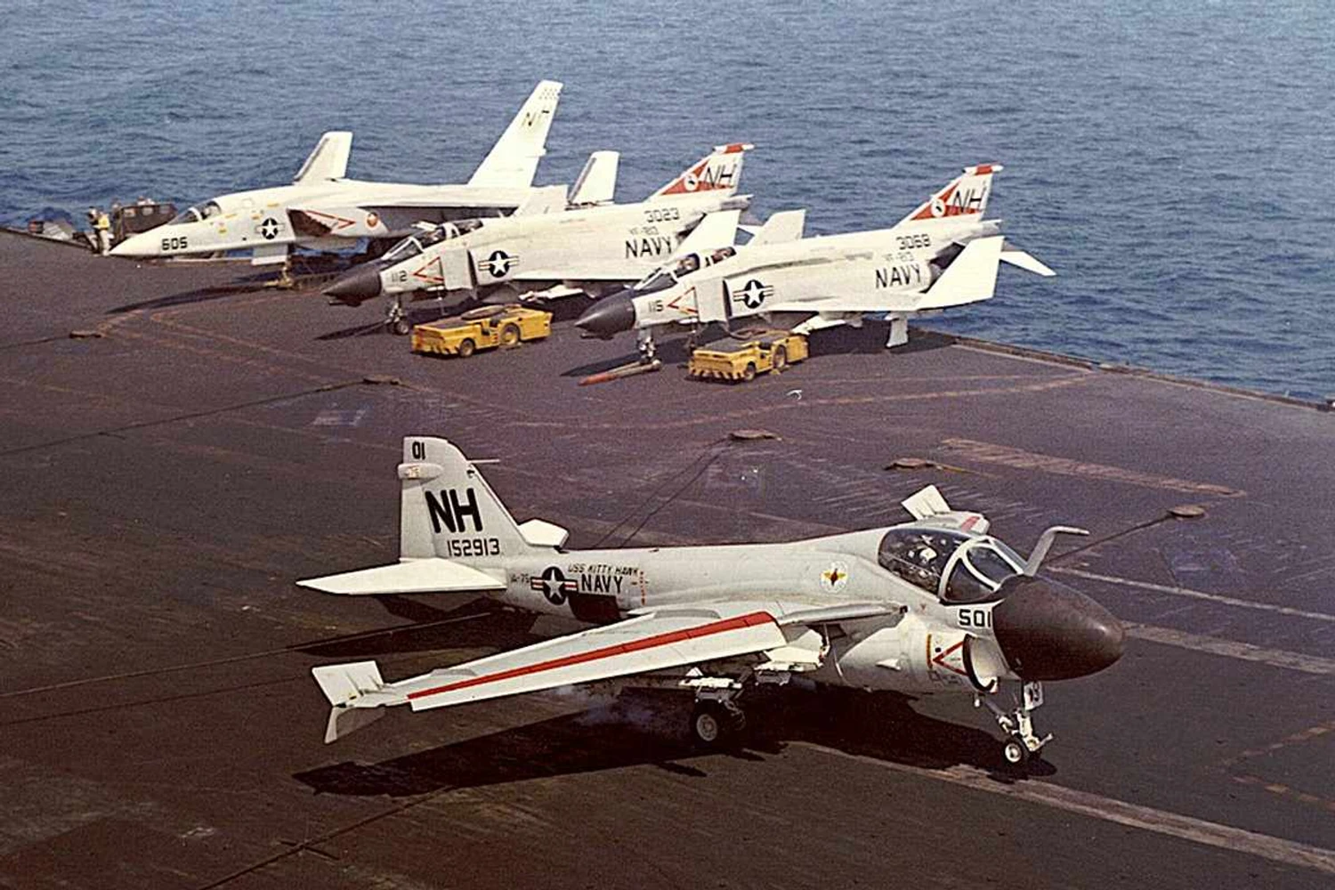 Caças F-4, um jato de reconhecimento A-5 Vigilante e um avião de ataque A-6 Intruder no convés de voo do Kitty Hawk (Divulgação)