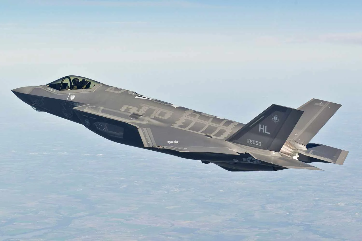 Caças F-35 dos EUA ficaram disponíveis apenas 50% do tempo em 2024, diz relatório