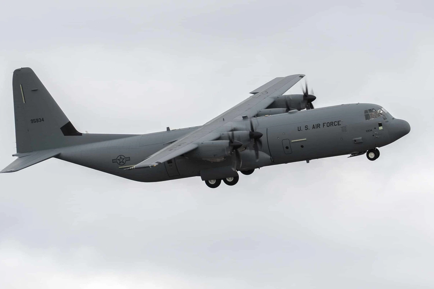 Após conversas sobre o C-390, Grécia discute proposta para o rival C-130J Hercules