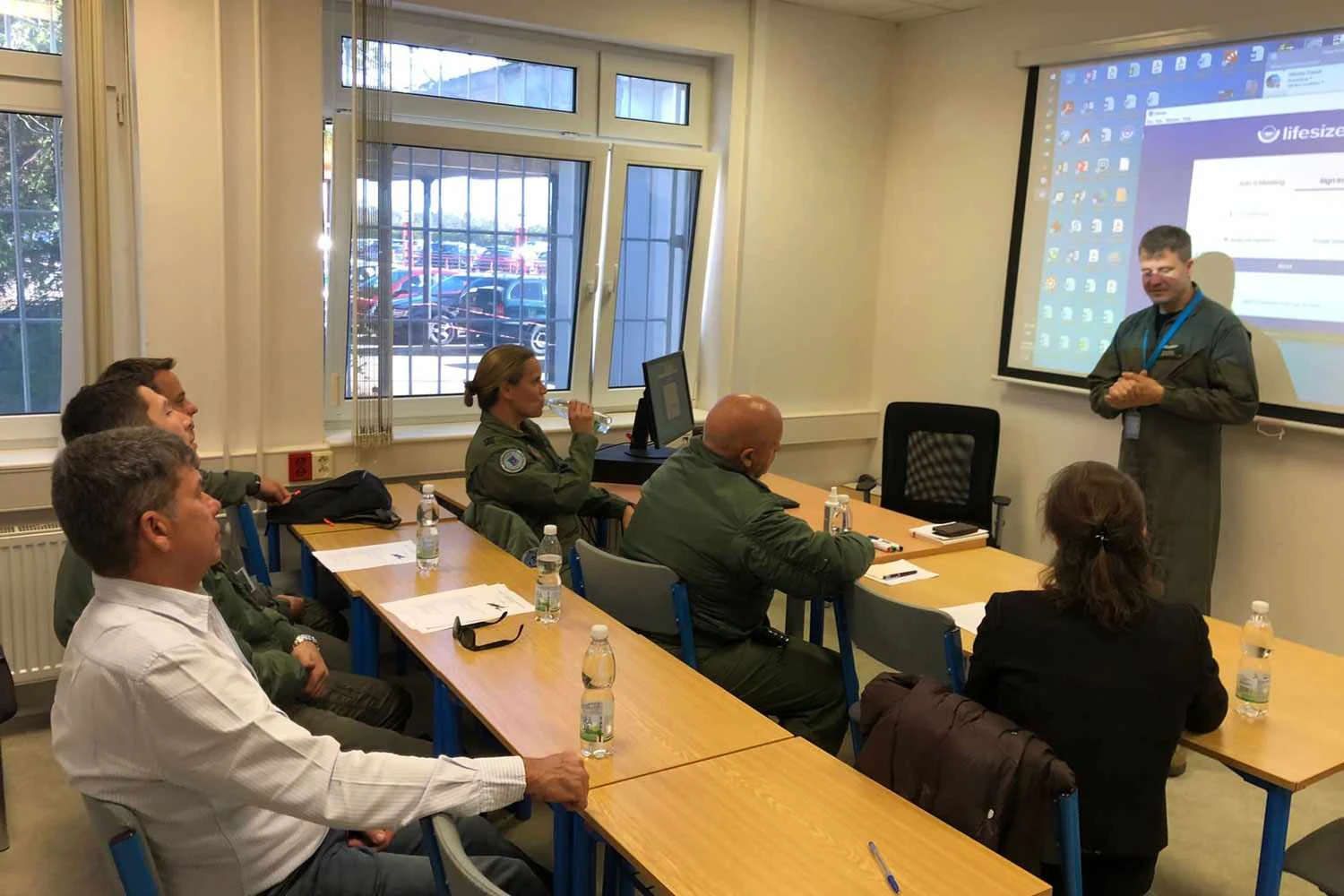 A comitiva uruguaia assiste a apresentação do L-39NG (Aero)