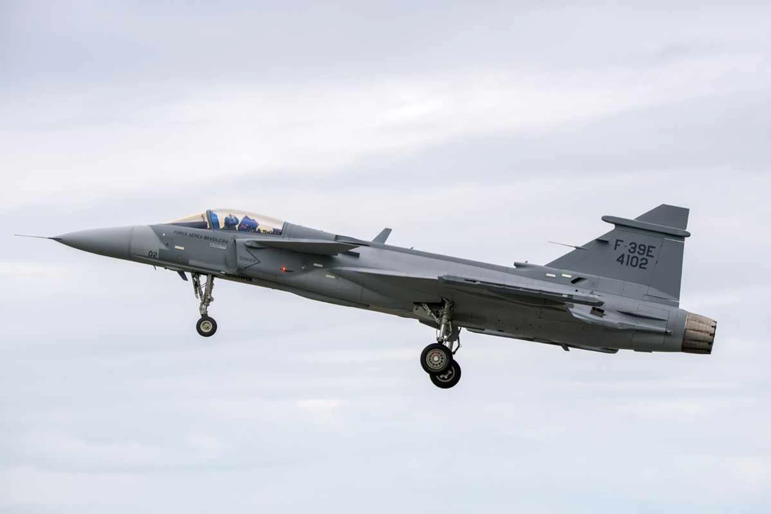 A fuselagem do Gripen E é 1,1 metro mais comprida que a do Gripen C; diferença de envergadura das asas é de apenas 20 centímetros (FAB)