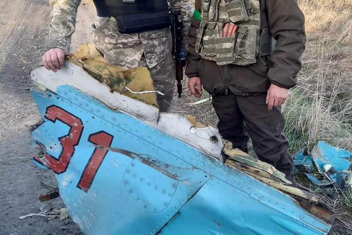 Destroço do Su-34 Red 31 que foi transformado em etiqueta (MilitaryAviationInUa)