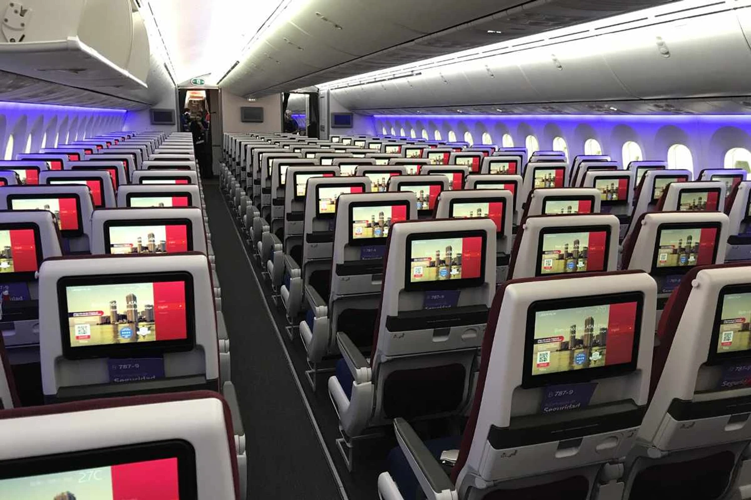 O 787-9 da LATAM é configurado para embarcar 300 passageiros