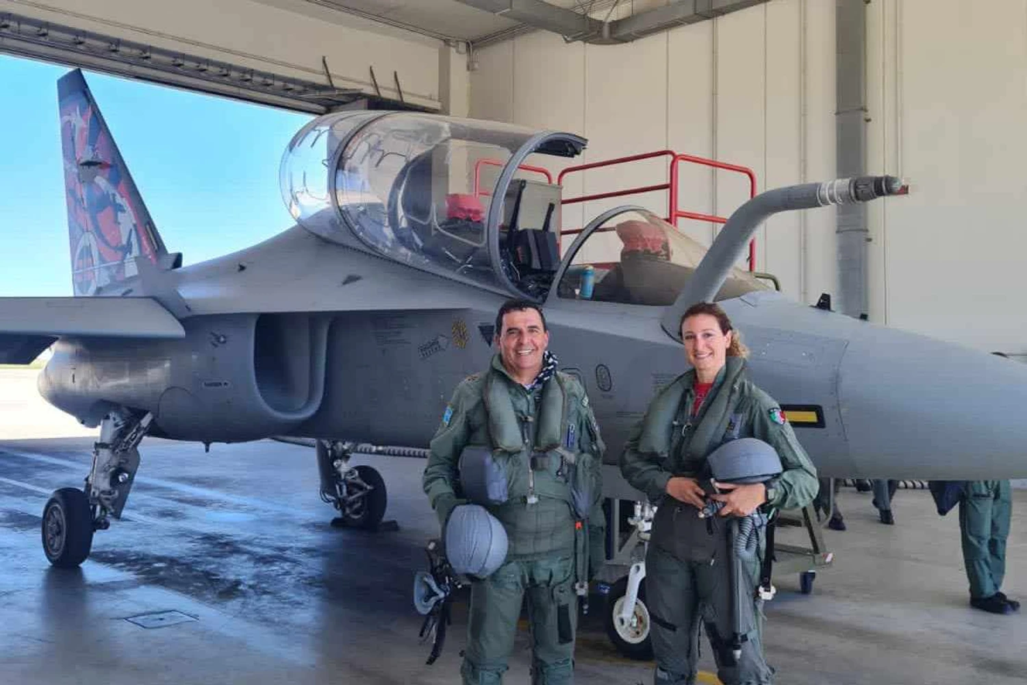 Comandante da FAB testou jato M-346 Master na Itália