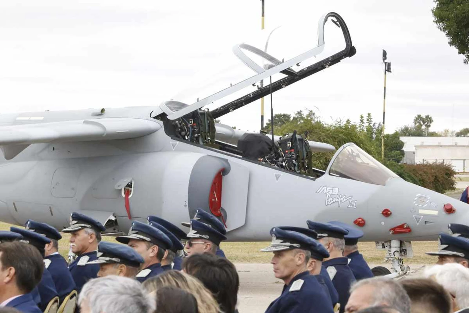 Força Aérea Argentina recebe segundo jato IA-63 Pampa III atualizado