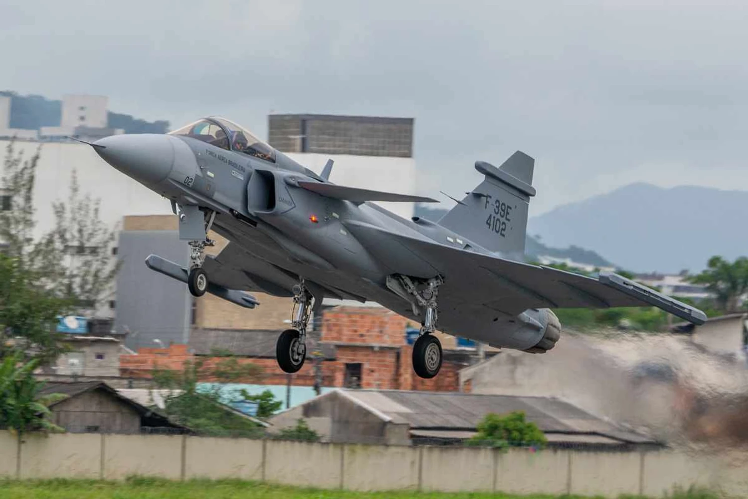 Primeiros caças Gripen de série da FAB decolam de Navegantes rumo a Gavião Peixoto