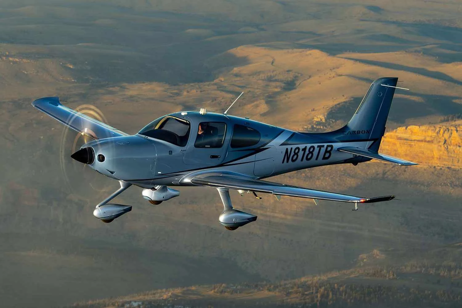 Cirrus aterra monomotores SR22 devido a problema no motor