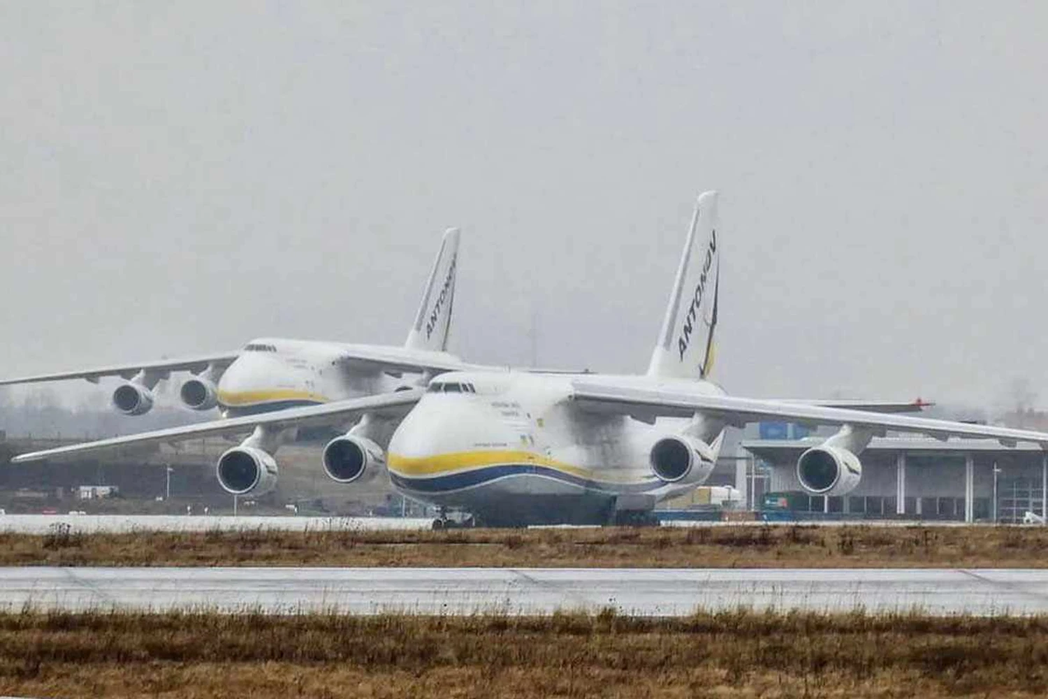 Gigantes em Leipzing: o aeroporto na Alemanha vem sendo o refúgio dos cargueiros An-124 da Antonov Airlines (Antonov/lej_spotting)