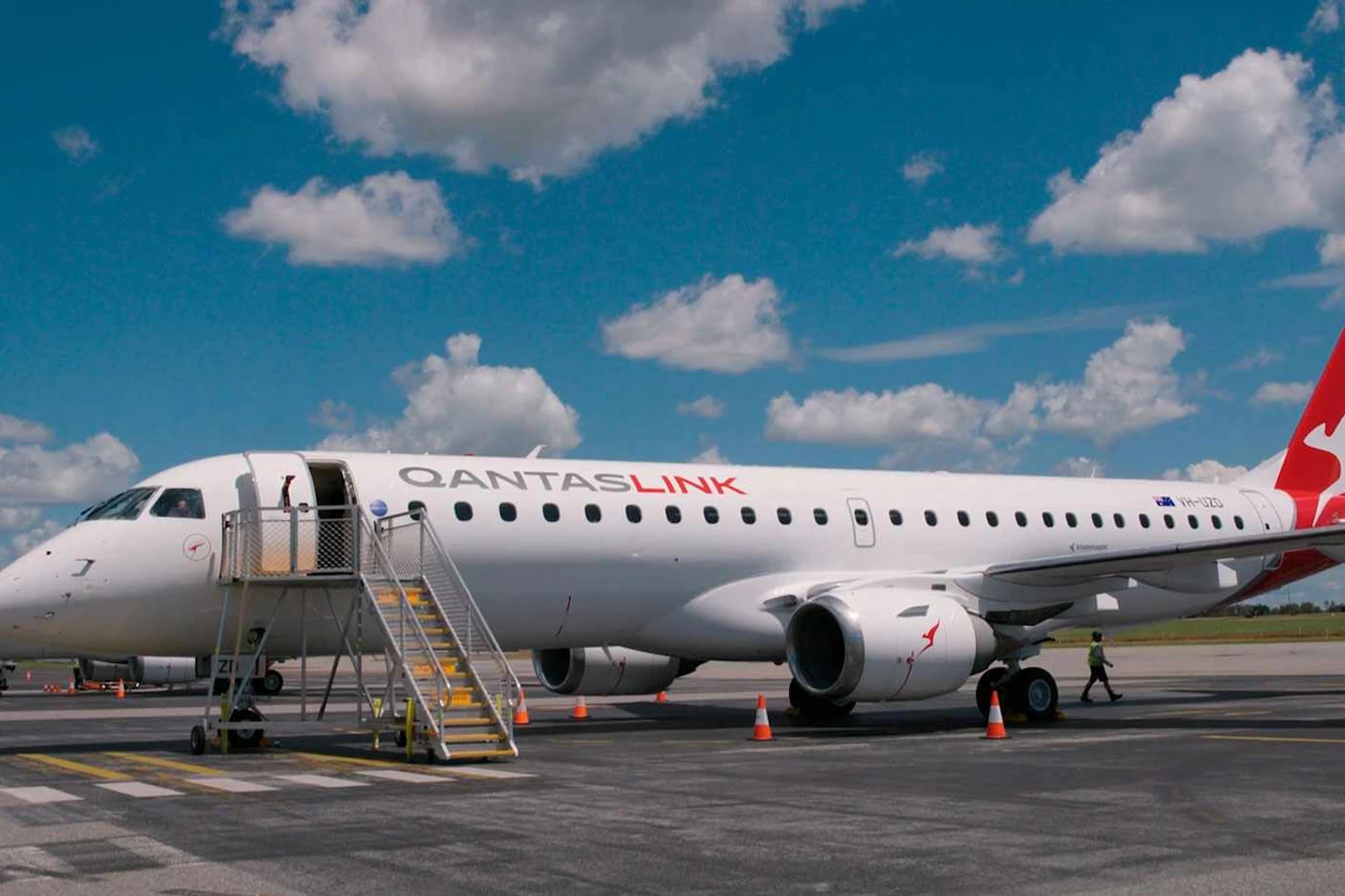 Jato E190 da Alliance com a pintura da QantasLink (Embraer)