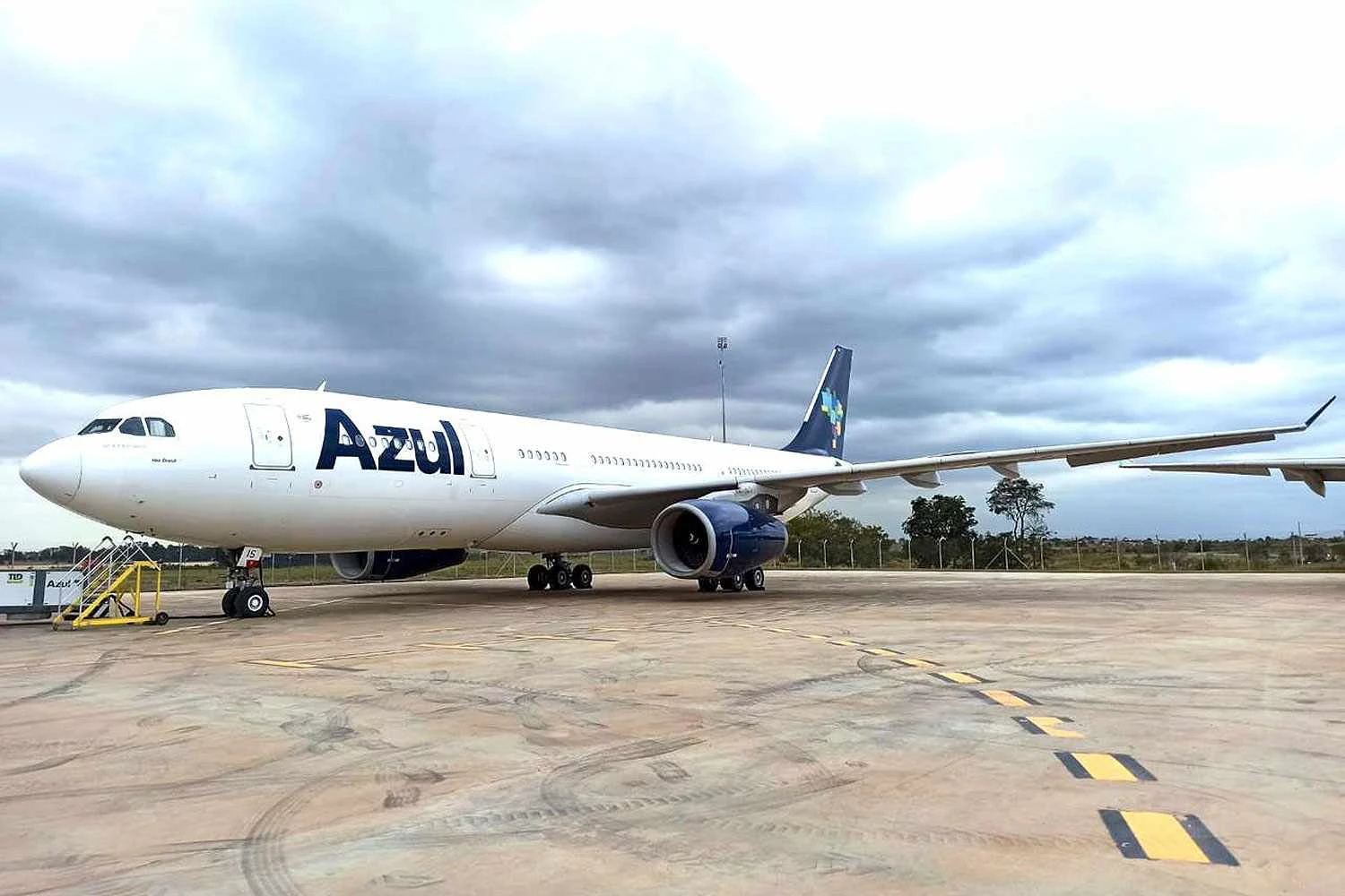 O A330 PR-AIS, com a pintura da Azul (FAB)