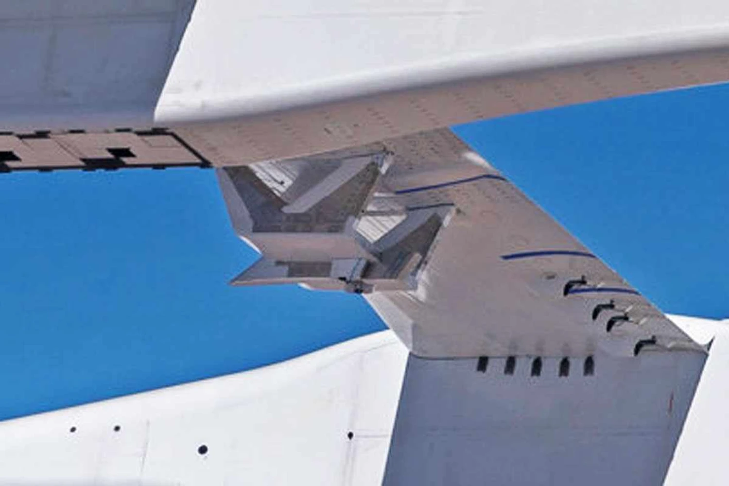 O novo pilone foi instalado na asa central da aeronave (Stratolaunch)