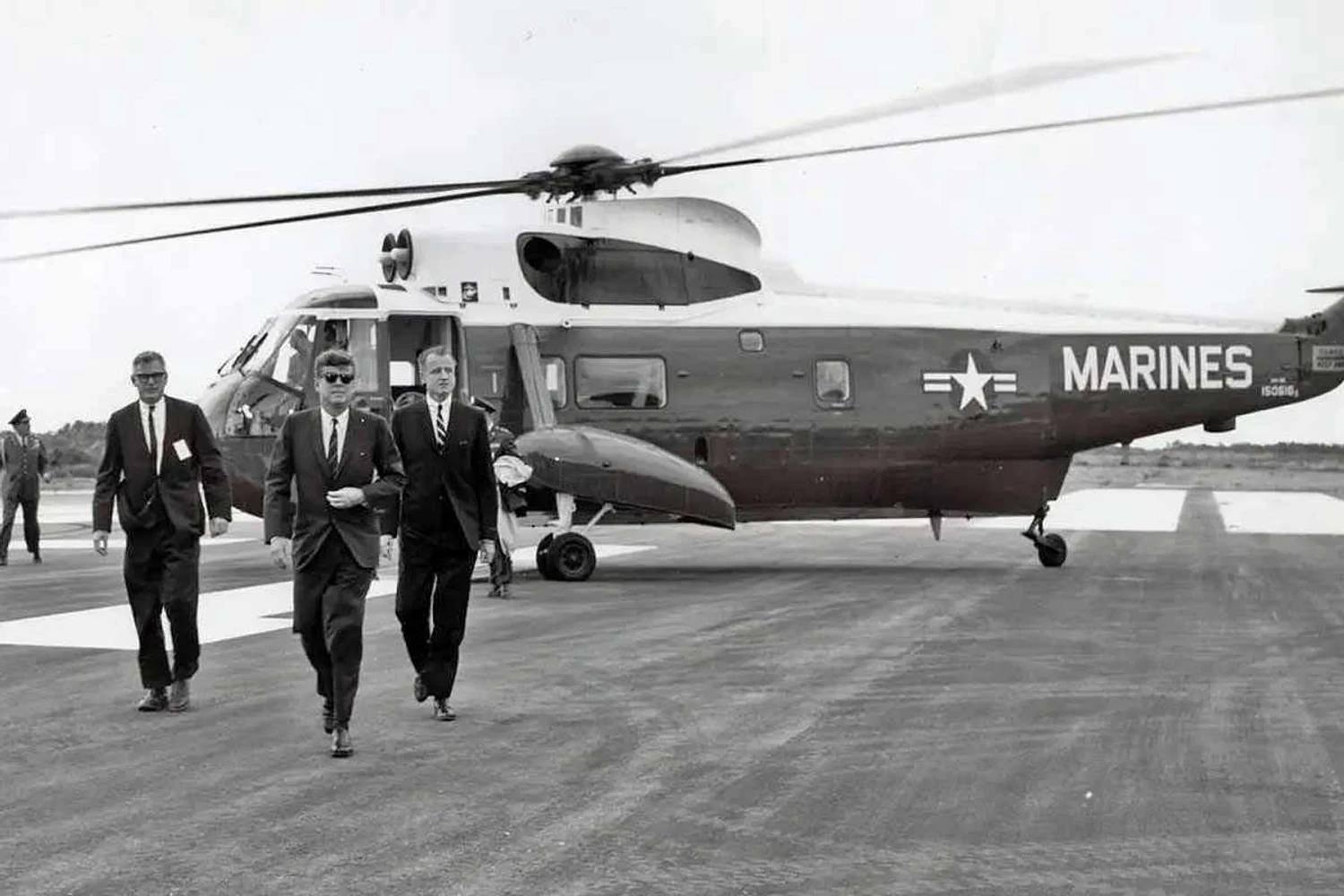 O presidente John F. Kennedy desembarca do Marine One na década de 60 (USN)