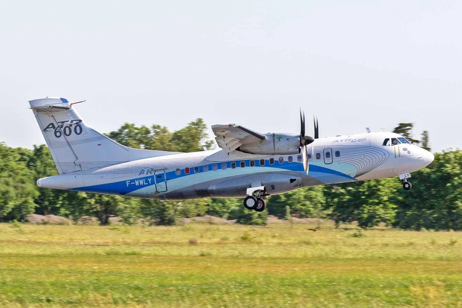 ATR 42-600S, para pouso e decolagem curtos, decola pela primeira vez